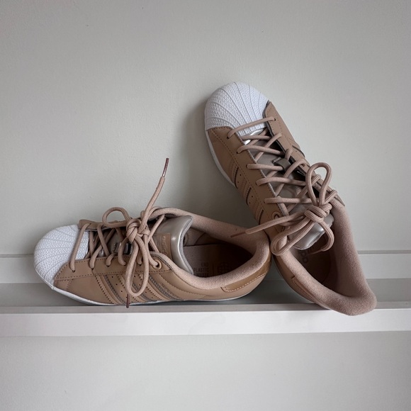 Adidas Superstar sneaker in beige. Size 7 - Picture 2 of 7